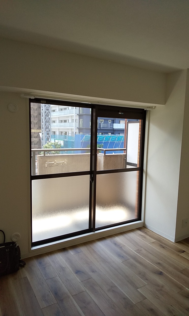 マンションの窓にゆらぐ自然素材カーテン 日野市 M邸綿カーテン オーダーカーテン ラグ 国立 自然素材 たとぱに