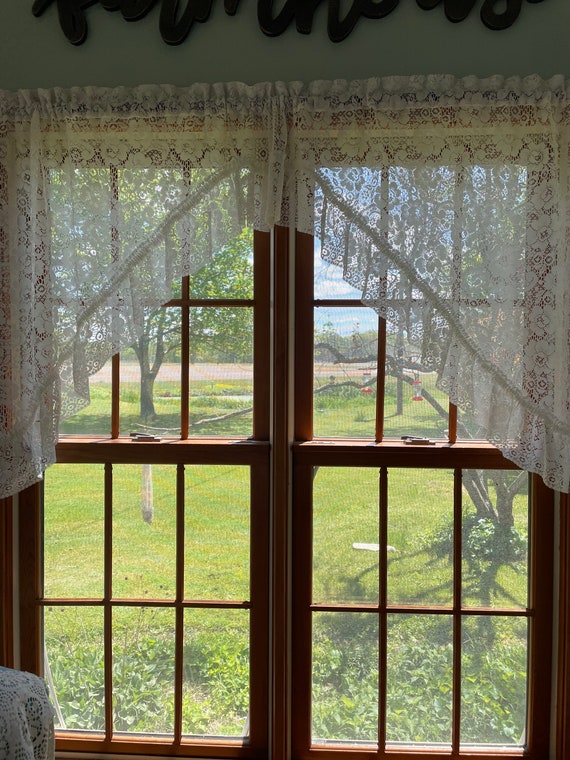 刺繍ワーク コットンレース 大判 イギリスヴィンテージレース カーテン フランス1930年代 ＊ オフホワイトのコットンに手編みレースが施されているテーブルセンター＊ カフェカーテンとしてキッチンの窓に使ってもステキ☆アンティーク2210-07- テディベア＆古着