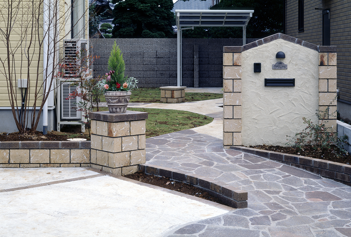 ブラック系石乱張りの玄関アプローチ・4施工例写真集外構・庭・エクステリアの北ガーデンプロデュース西宮・宝塚・尼崎