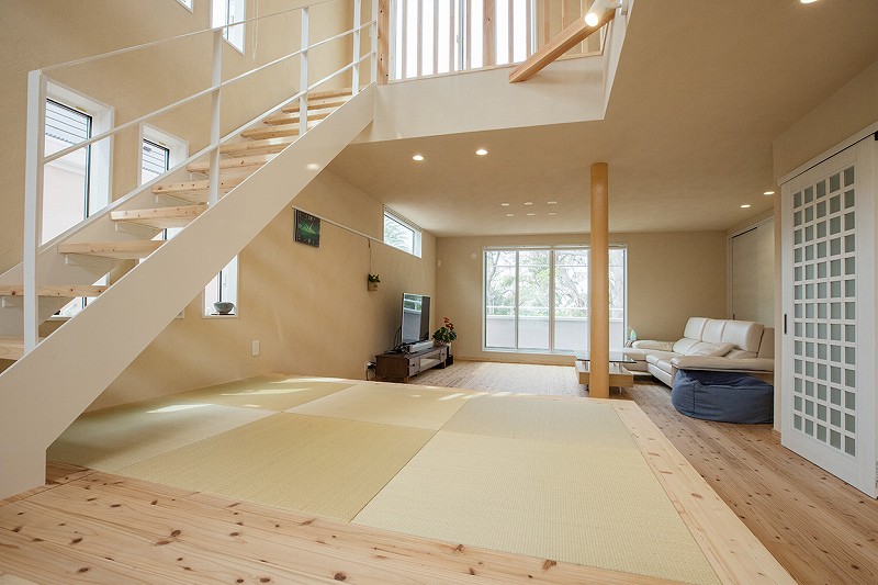 階段×畳コーナー . ☑︎畳コーナーと階段の一体型 ☑︎階段はリビング入ってすぐ この2点を押さえて 間取りを考えましたがかなり場所を取るので配置に苦労しました😅 畳の色合いもイメージ通りで良い感じ♡ . ２枚目のpicのように小上がり収納もあるので 今は子供の