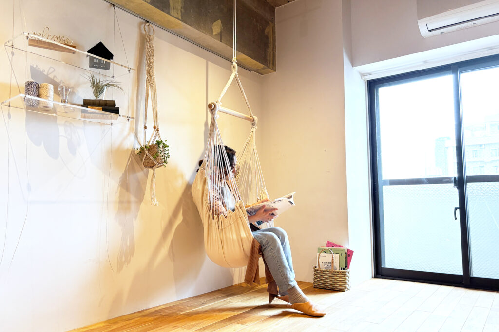 天井にドレープした布を設置しておしゃれ空間を演出する方法布LABO：布素材を追求