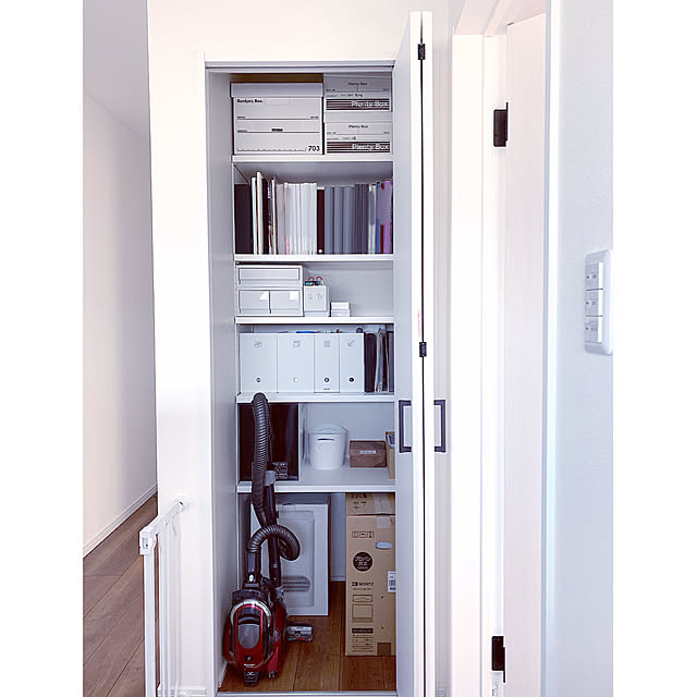 収納作業 廊下収納を作る!!奥行きが深い収納場所😔パントリー🍴 - YouTube