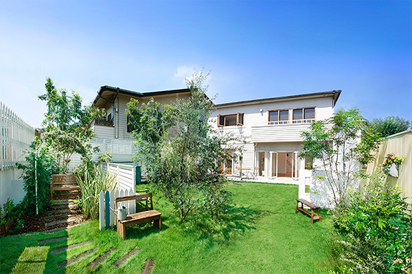 塗装が剥げたところを, ぼちぼち修理しております🖌️, 杉並ハウススタジオ, @suginami.house.studio ,撮影スタジオ ,ハウススタジオ ,撮影スタジオ東京 ,杉並ハウススタジオ ,自然光スタジオ ,一軒家スタジオ ,生活感のあるスタジオ ,キッチンスタジオ ,動画制作 ,ペンキ塗り ,建物好きな人と繋がりたい ,建物好き