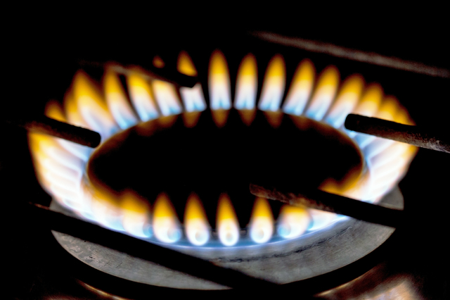 ガスコンロの炎の色がいつもと違う！そんな時は