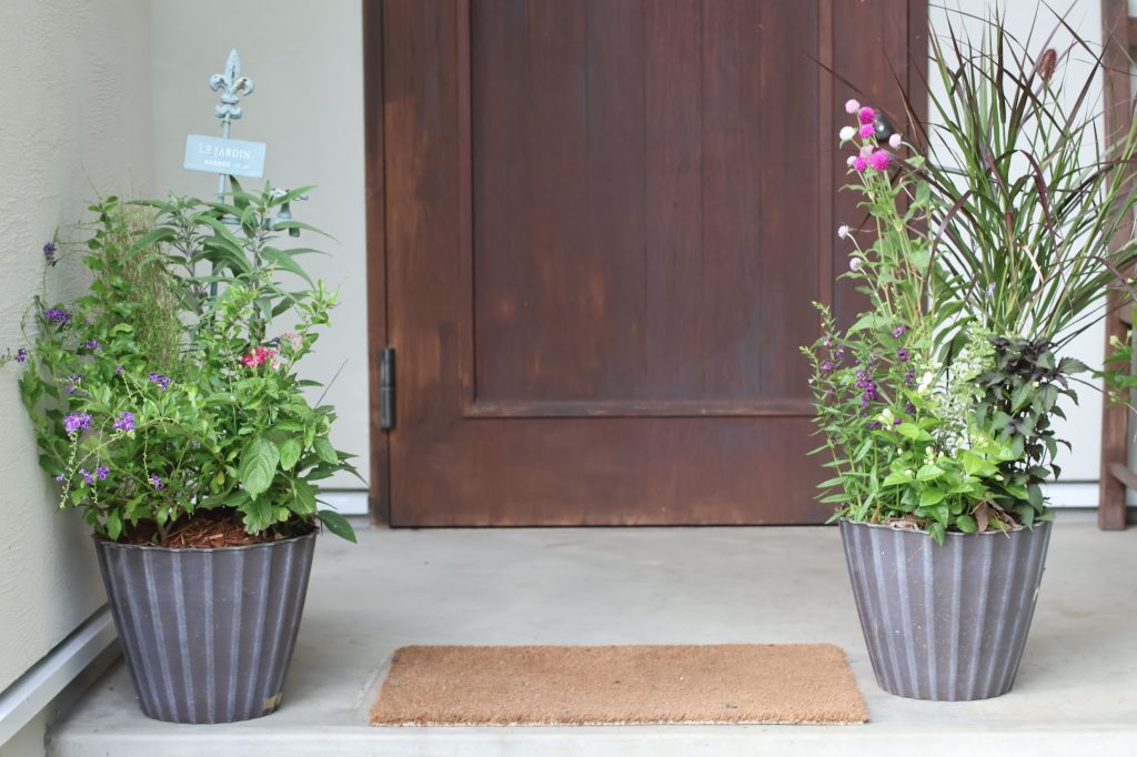 カフェ風玄関ポーチ 刈谷市新築外構ルボワガーデン＆エクステリア 外構安城市・刈谷市・西尾市