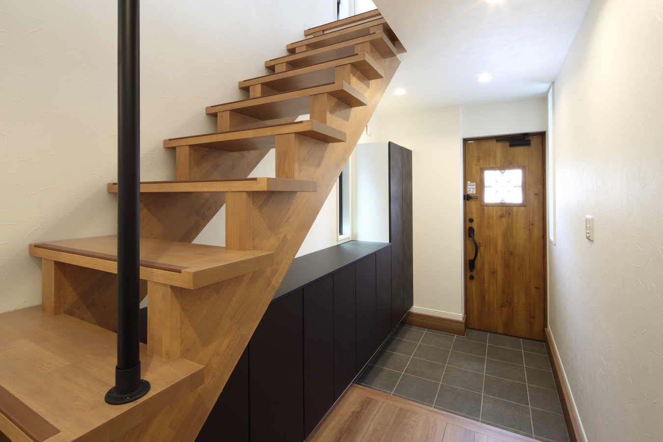 玄関収納に階段下を有効活用！ - アイフルホーム名古屋北店 ウッドホーム 株 アットホーム注文住宅