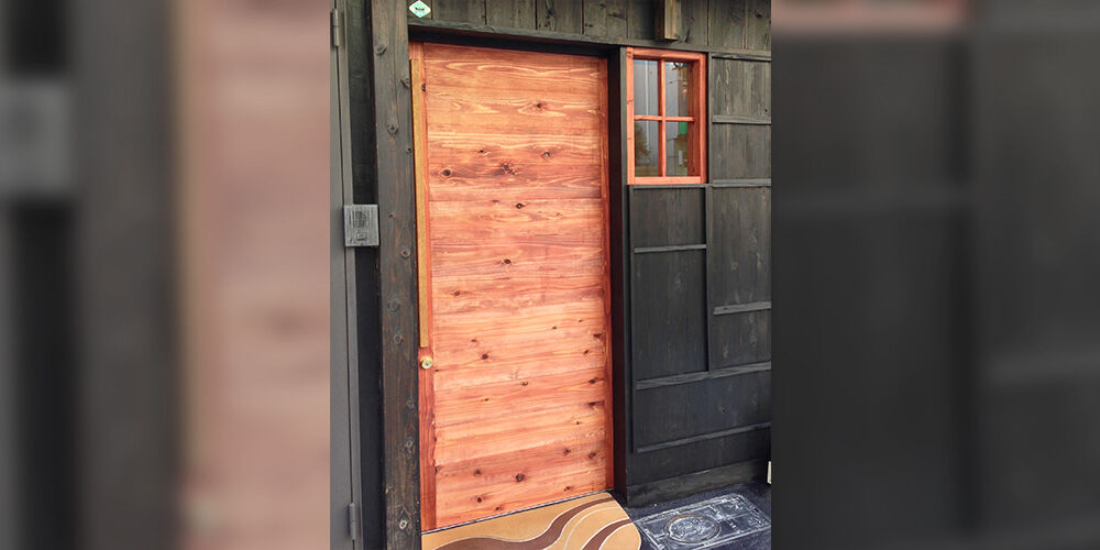 和室のふすまリメイク @itukikozou_ijuu の他の投稿はこちら 和室のふすまを洋風のドアにリメイクしてみました。色は黒とか青も考えたんだけど 梁や柱の色に合わせて塗ってみたよ 今回使ったのは ラワンランバー t＝18 1枚 ラワン合板 t＝5.5 １枚 塗料ボンド ふすまの