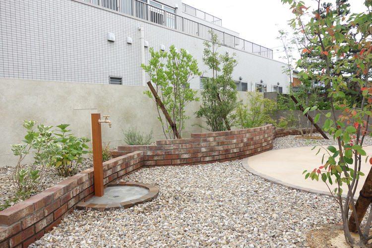 No.125隣家のブロック塀を隠し、お庭を明るくするホワイトルーバーの設置目隠しフェンス・ウッドデッキ専門店のエコウッド