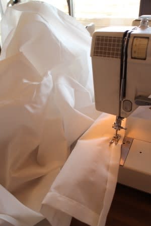 リビングのお直し事例 - カーテンの丈直し引っ越し等が増える時期ですね。リビングは家の顔です。家族のだんらんの場所でもあるし、お客さまをお迎えする場所でもあります。そんなリビングですから、やはり調度にはこだわりたいもの。それを「ファブリック 布製品