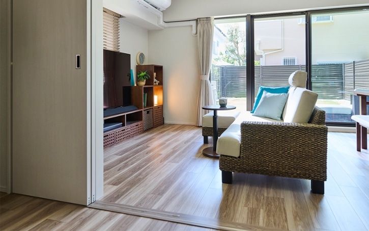 モダンなダイニング5点セット、円形会議テーブルと椅子、メタルフレーム4台、キッチンダイニングテーブルセット、小さなスペースやアパート ダイニング５点セットダイニングテーブルセット 4人用 4人掛け 楕円形 丸テーブル ダイニング 幅160cm チェア4脚 オーバル