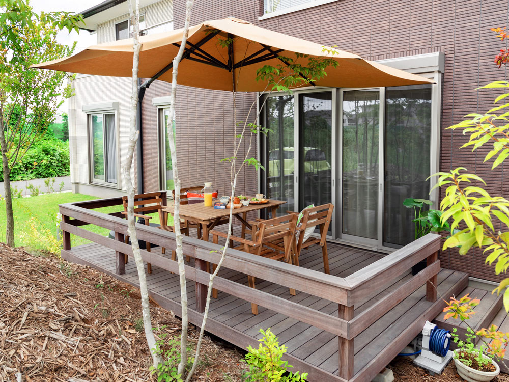 ウッドデッキの解体費用はどれくらい？業者とDIYを比較 - 解体の達人