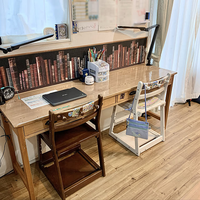 ダイソーリメイクシート白で憧れの白い机へプチ変身白くしたい勉強シール 机を白くする方法勉強机広島の整理収納アドバイザー☆グリーンと雑貨とお片づけ〜✽和みの暮らし✽