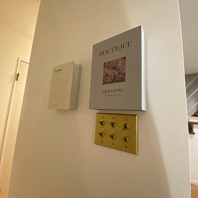 スイッチ隠しに最適なポスター型の時計です。扉のように開く仕様になっており、生活感が出やすいインターホンや照明、エアコンのスイッチ類を隠してくれます。静音使用のため、寝室でも安心してご使用いただけます。artofblackartofblack_shopスイッチ隠し時計