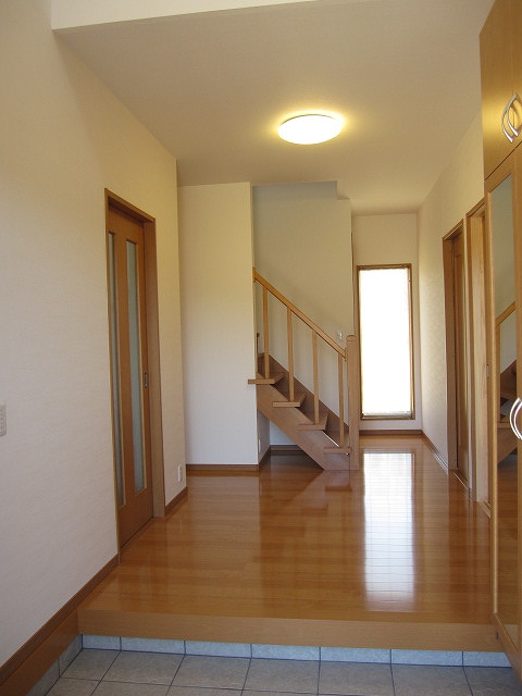 家の玄関は広い方が良い？広い玄関の魅力と玄関が広く見える間取りやコツを紹介注文住宅ブルーハウスデザイン・性能・リゾートライフ、愛知、名古屋、豊橋、豊川、岐阜ならお任せください