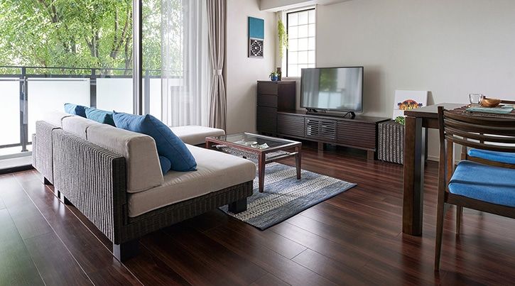 Brown Floorインテリアデザインヴィーナス本革ソファ＆天然木ダイニングをはじめ、デザイン性に優れたTVボードやチェストを約300台展示。ハグみじゅうたんや飛騨高山の家具も用意しております