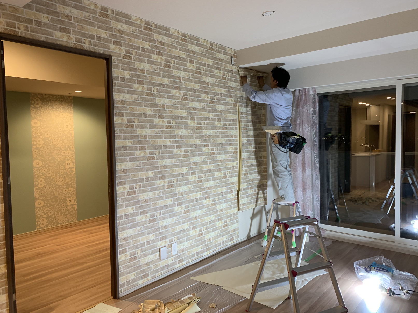 フローリング、クロスの張り替えで広く明るい空間に！！サンコウホーム