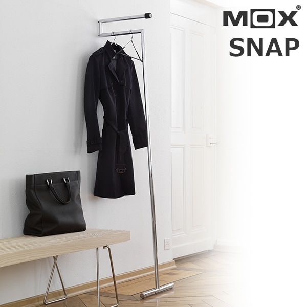 限られたスペースを有効活用した玄関。シュークローゼットの上下も収納スペースとして使い、コートハンガーも備えた くふうイエタテ