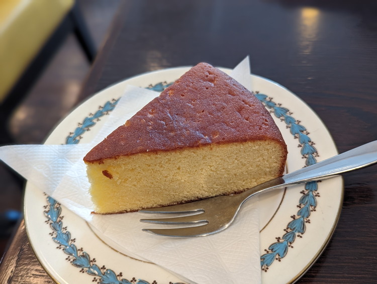 大好きな喫茶店 プリン美味しい♡ . 壁紙からステンドグラスから 何もかもがツボ☺️