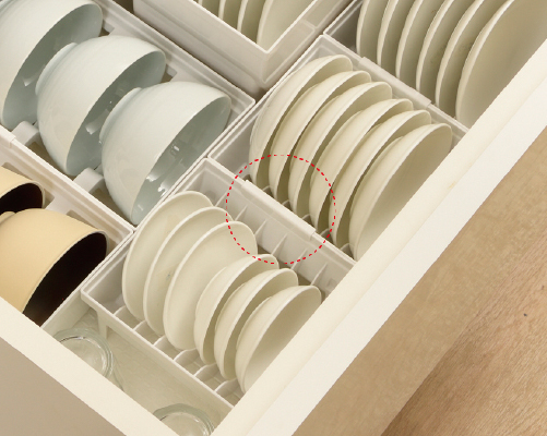100均でコスパよく！「立てる食器収納」でお気に入りがサッと取り出せる収納グッズ3選 - 片づけ収納ドットコム
