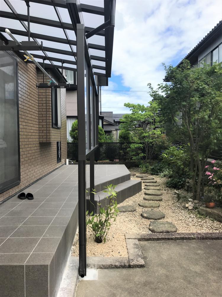 高級感のあるテラス屋根、大判タイルでのタイルデッキ施工事例 - 株式会社メイク・プラスター三重県鈴鹿のスタンプコンクリート職人