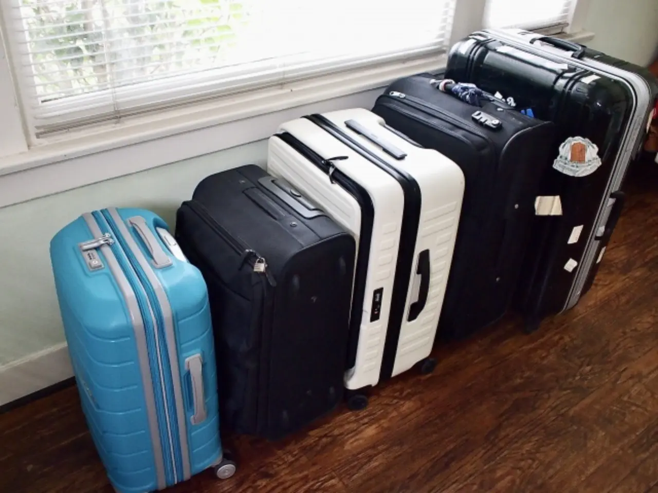 ザラザラのスーツケース ステッカー 凸凹 貼り方TikTok