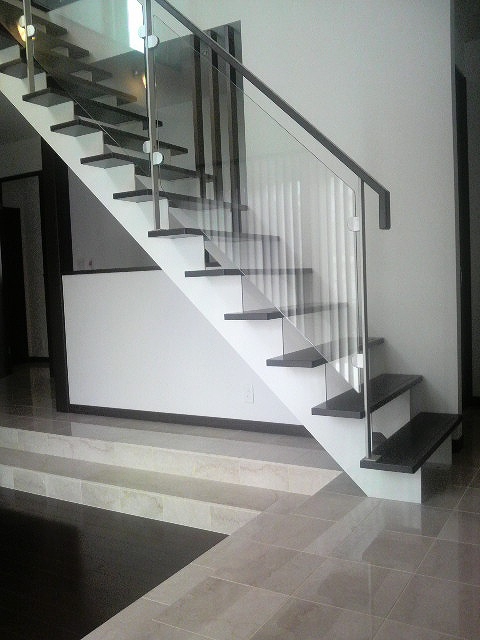 剥きだしの階段下収納