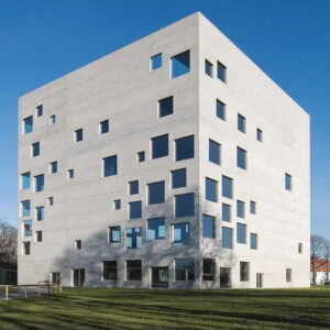 Gifu岐阜県本巣郡にある、岐阜県営住宅ハイタウン北方 2000年竣工、妹島和世設計 の屋外階段。この建築のファサードはとても特徴的で、まず１つにリズミカルな階段が斜めに一直線に引かれていること、２つ目に地上10階建てという高層に対し住戸の1部屋分ほどしかない