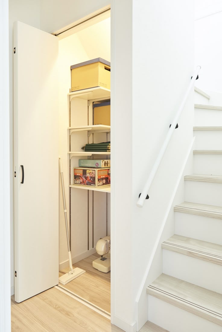 階段下を制する者は収納を制す！目からウロコな階段下収納術サンキュ