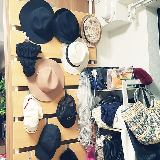 おしゃれに見せる！壁掛け帽子収納アイデア 25選WEBOO ウィーブー暮らしをつくる