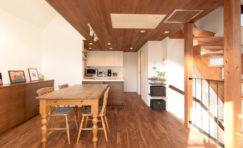 吹き抜けのロフトと自然光が溢れる開放感あふれるLDK - 事例写真「北側採光の狭小住宅」注文住宅のハウスネットギャラリ