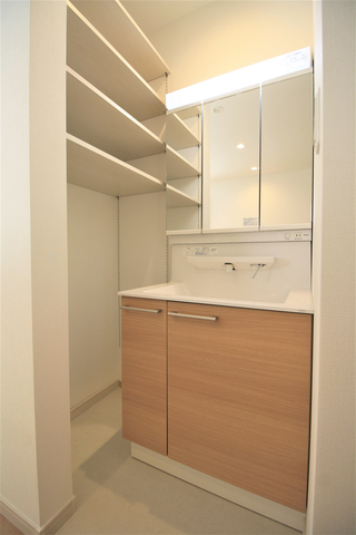 家の中心に洗面台新築一戸建て新築注文住宅新築住宅新築マイホーム無垢フローリング無垢床無垢材造作洗面台モザイクタイル洗面台収納可動棚サンワカンパニー棚板洗面所インテリア三面鏡回遊動線クロス選びグレーインテリア鹿児島の