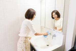 メラミンスポンジで鏡を掃除していいの？傷つけずに水垢を落とせる？コジカジ