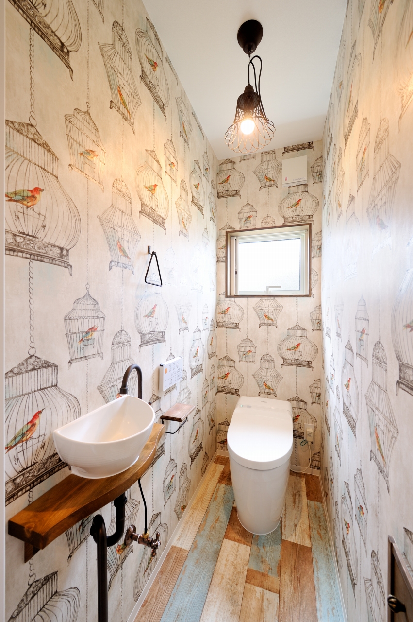 トイレ 防水 模様替え シート トイレマット 拭ける トイレ床材 90cm×200cm 汚れ防止 トイレシート 床 貼るだけ簡単 はがせるリメイクシート 4分割 フローリング DIY 抗菌 木目調 おしゃれ 日本製 送料無料 メーカー直営インテリアの明和グラビア