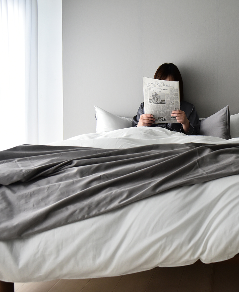 ◇モデルルームコーディネート◇ グレーでまとめたコーディネート。 同系色のコーディネートは、素材や色のトーンの組み合わせが意外と難しいですよね。写真のコーディネートはアクセントに真鍮素材のブラックを取り入れています。 お部屋にまとまりが出ない時は