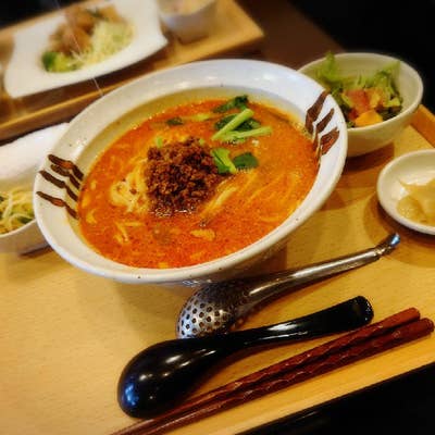 こだわりの担々麺はお酢が決め手。国分寺『楓凛』の、スープをすくう手が止まらない一杯｜さんたつ by 散歩の達人