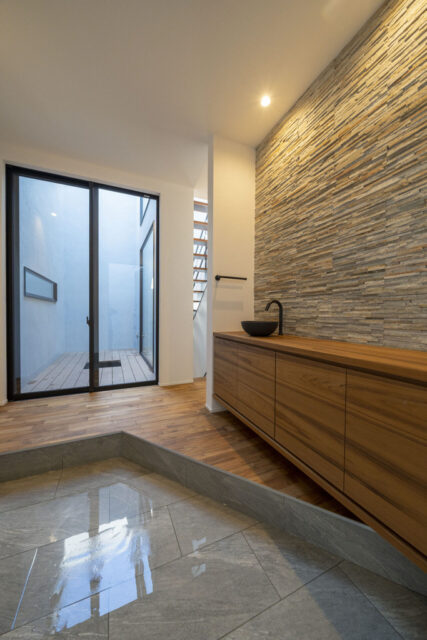 おしゃれな玄関ドアにしたい木製玄関ドアと断熱ドアならどちら？選び方のポイントは？玄関ドア・窓リフォーム 全国1位の技術と価格玄関 ドアマイスタ