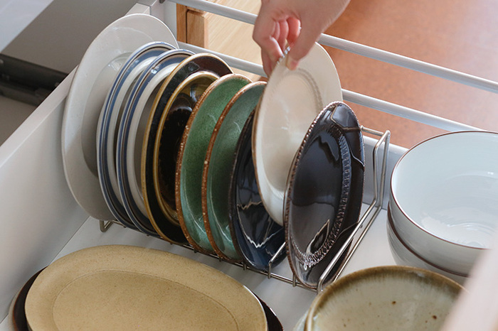 お皿を立てて収納するディッシュスタンド