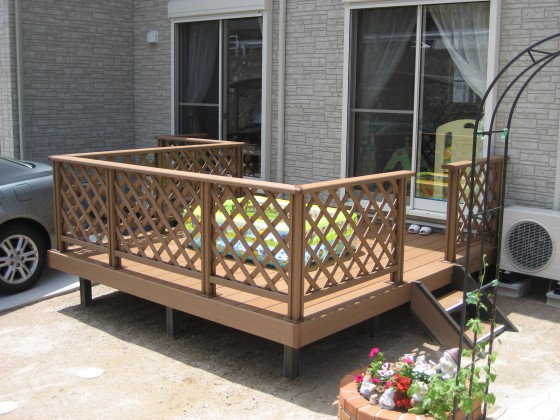 犬と子どもの遊び場にウッドデッキ＆ウッドフェンスリフォーム