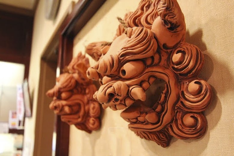 沖縄 お土産 シーサー 置物 門柱 ミニ 玄関 素焼きシーサー 中 白 横 オスのみ