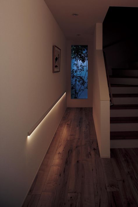 足元に間接照明のある玄関収納 ハードメイプル×北欧風のやわらかな住まい- 玄関事例SUVACO スバコ