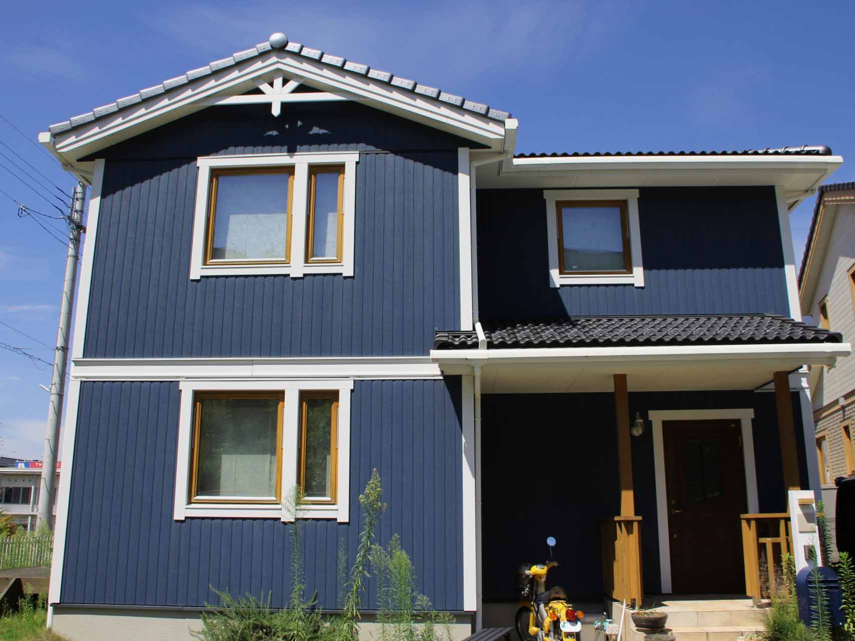 施工例ネイビーブルーのお家。 シンプルなデザインに緑が映えます🌱 仕様外壁 : 旭トステムサイディング アーバンストライプ 外壁②: ベルアート シロ 玄関ドア : ヴェナート マキアートパイン 土間 : モルタル金鏝押さえ シンボルツリー : アオダモ外観
