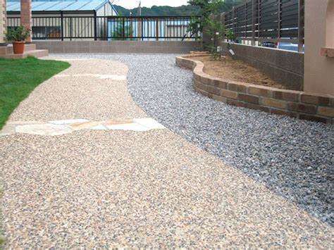 保存版 コンクリート洗い出しとは？施工方法と注意点を詳しく解説職人技が光る外構デザイン大阪市住吉区でお客さまとコミュニケーションを深く図る工務店「藏家」 「コンクリート洗い出し」「施工方法」「外構 洗い出し」「メリット」「デメリット」などを含めてい