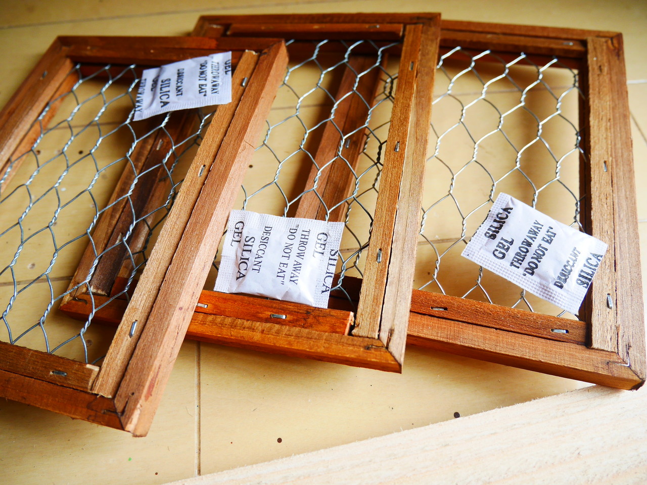 Amazon.co.jp: グリッドウォールパネル 20x20cmメタルメッシュグリッド壁掛けフォトフレーム多機能パネルのポストカードメッシュフレーム ウォールアート展示ストレージは、インテリアラックColor : 2: ホーム＆キッチン