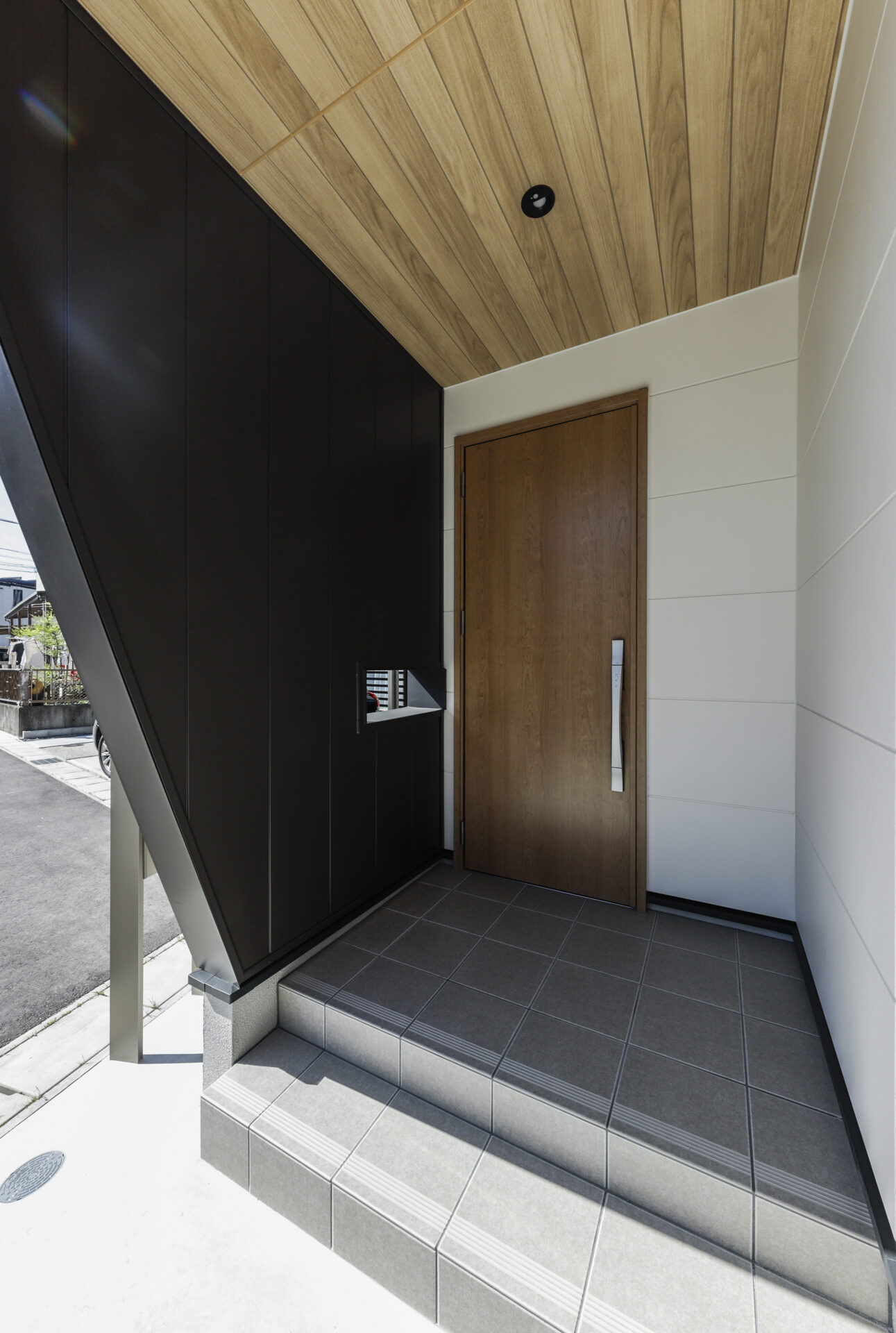 玄関ポーチが狭いのは危険？一体型ポストを活用してスペースを広く使おうリクシルのエクステリア「エクシオール」で100のいいコト+PLUS