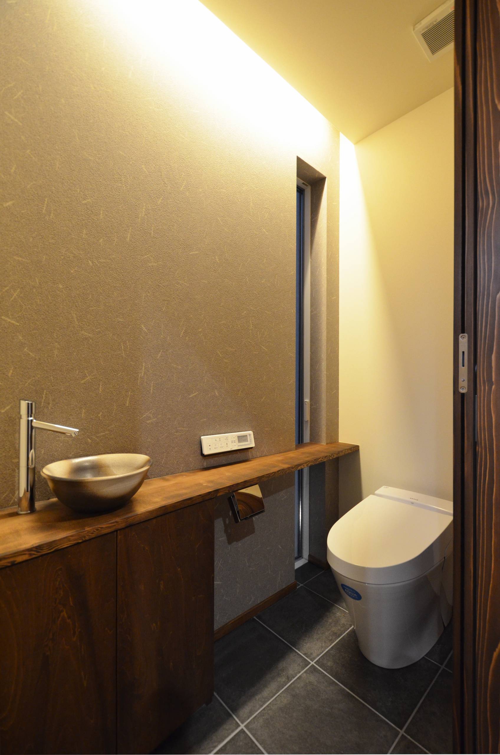 日本人が落ち着く「和風」のトイレ - KAWAYA-DESIGN石和設備工業