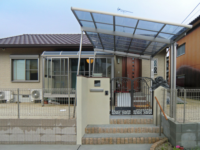 カーポートから玄関の前まで雪雨でも濡れない屋根が欲しい！新潟の窓・玄関ドアリフォーム専門店 窓屋窓助新潟県長岡市