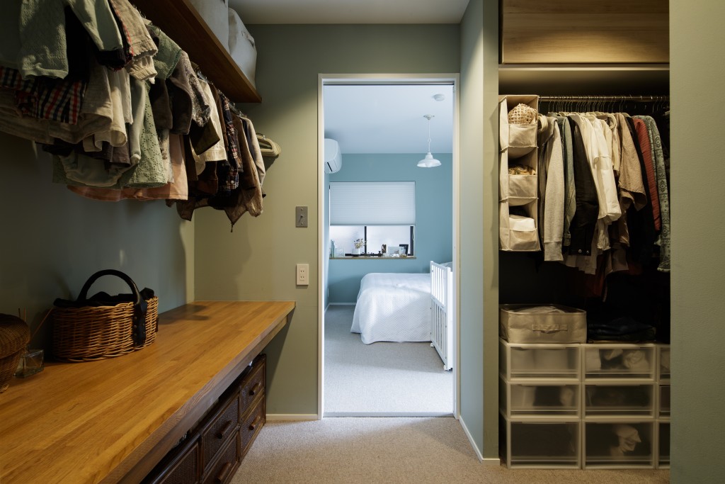 空間を仕切って有効活用！ 使いやすいウォークインクローゼット収納のコツクラモア