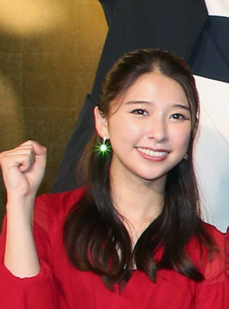 卒業証書を掲げる玉井詩織。 - ももエビしゃち前橋に集結！3Bライブ「俺の藤井」大成功 [画像ギャラリー