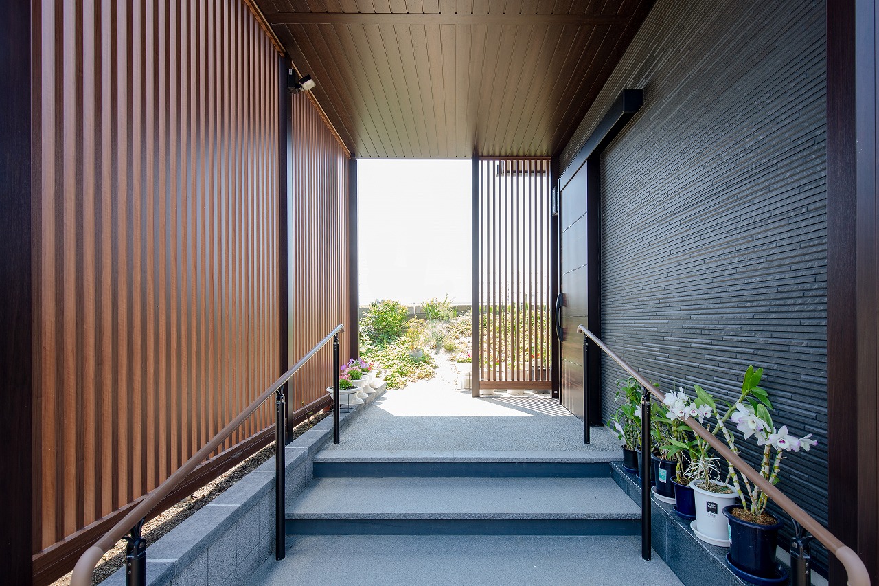 新築で参考にしたい玄関ポーチの建築実例！重視すべき点や設置のポイントも紹介フリーダムな暮らし