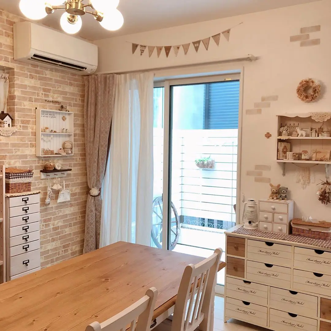 2023最新 ダイソーのリメイクシートでお気に入りの空間にDIY♡活用術と賃貸での注意点を紹介100均アイテムで、暮らしをもっと便利に楽しむ情報メディア くらしマグネット